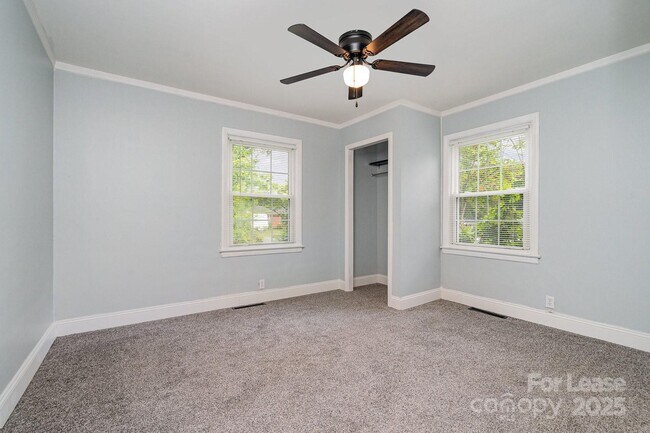Building Photo - 1005 Home Trail