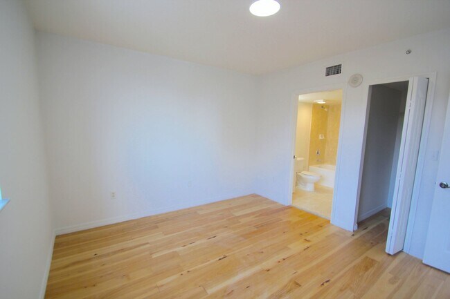 Building Photo - Modern 1-Bedroom 1-Bathroom with a den, centrally located in Miami