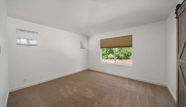 Building Photo - Lakeland Hills Home in Dieringer School Di...