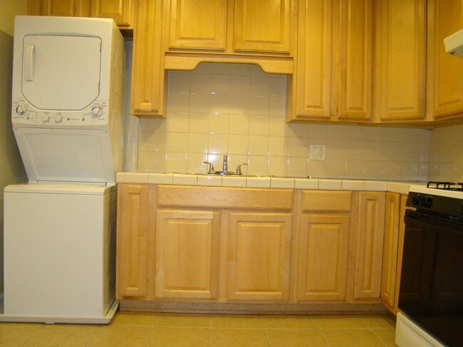 Building Photo - Single family 2 bedroom 1 bath, washer/dry...