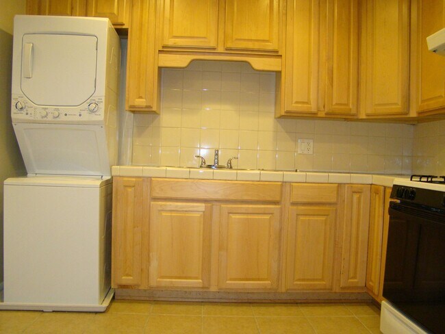 Building Photo - Single family 2 bedroom 1 bath, washer/dryer in unit