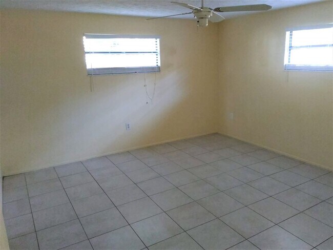 Building Photo - Corner Lot Home in New Port Richey