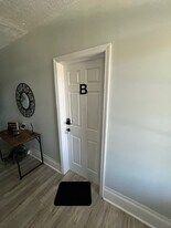 Building Photo - 608 Monroe St