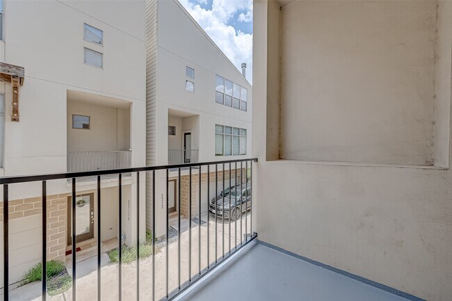 Building Photo - 5315 Lillian St