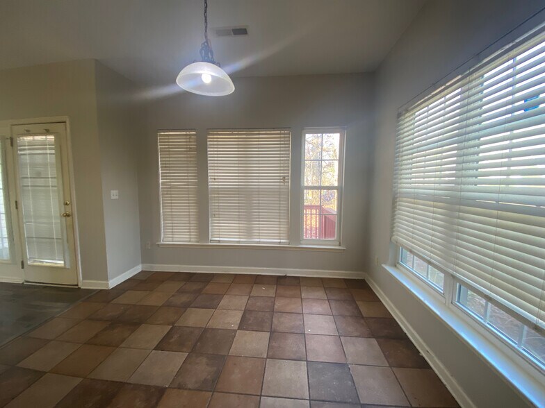 Building Photo - Room in Single Family Home on Hampton Pl Dr