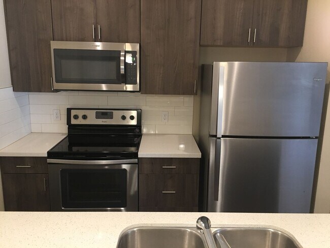 Building Photo - Beautiful 2 bedroom, super cute floorplan, laundry room with full size washer and dryer!