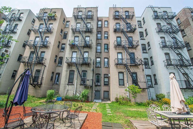 Building Photo - 813 Park Ave