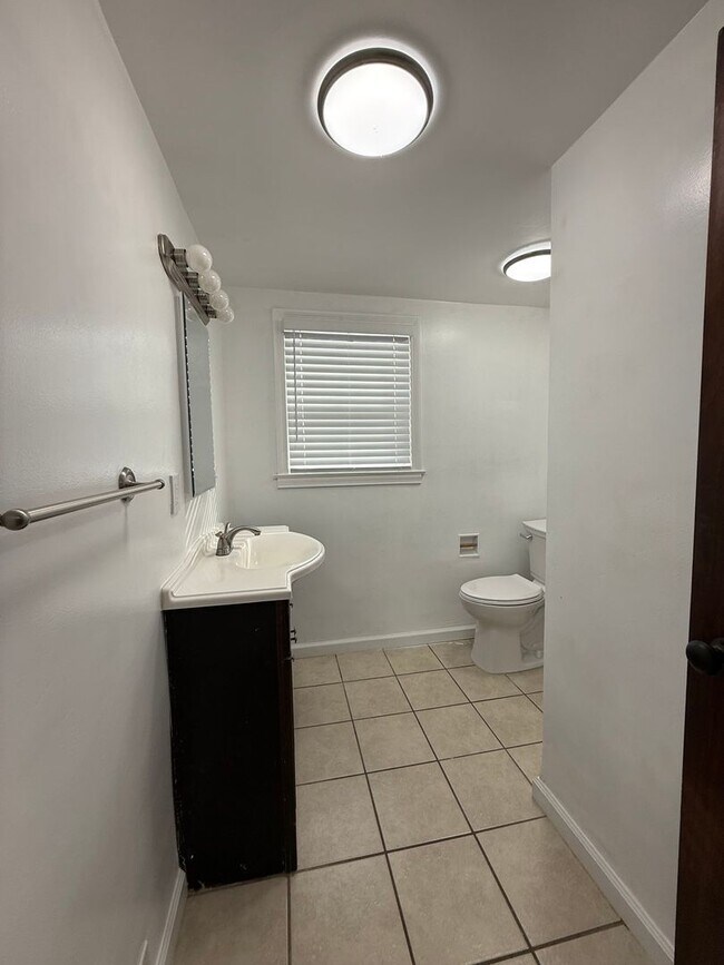 Building Photo - Country Home.  3 Bed 2 Bath