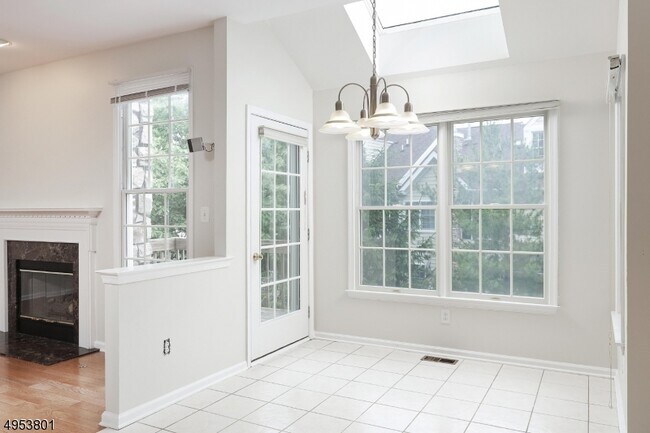 Building Photo - 240 Patriot Hill Dr