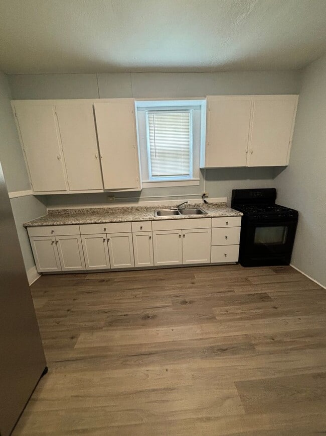 Building Photo - 2BD / 1BA Duplex