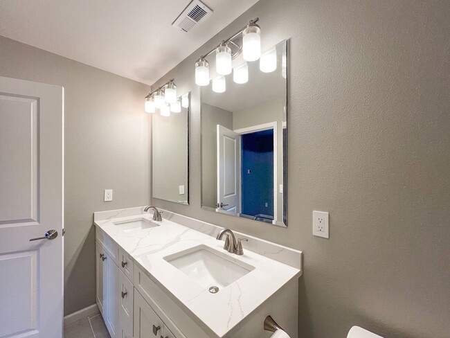 Building Photo - 13128 12th Dr SE