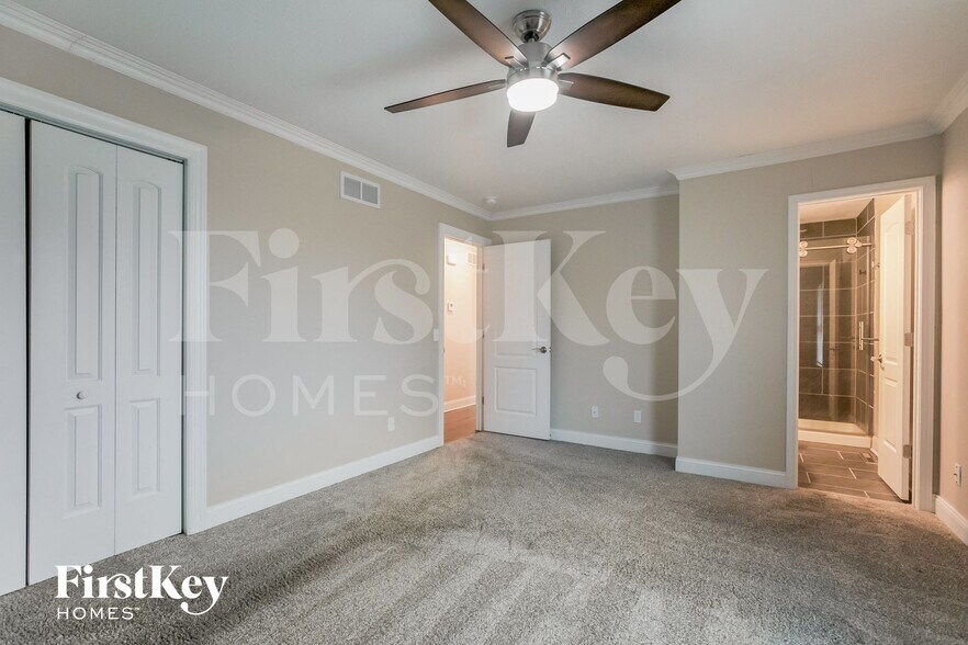 Building Photo - 810 York Dr