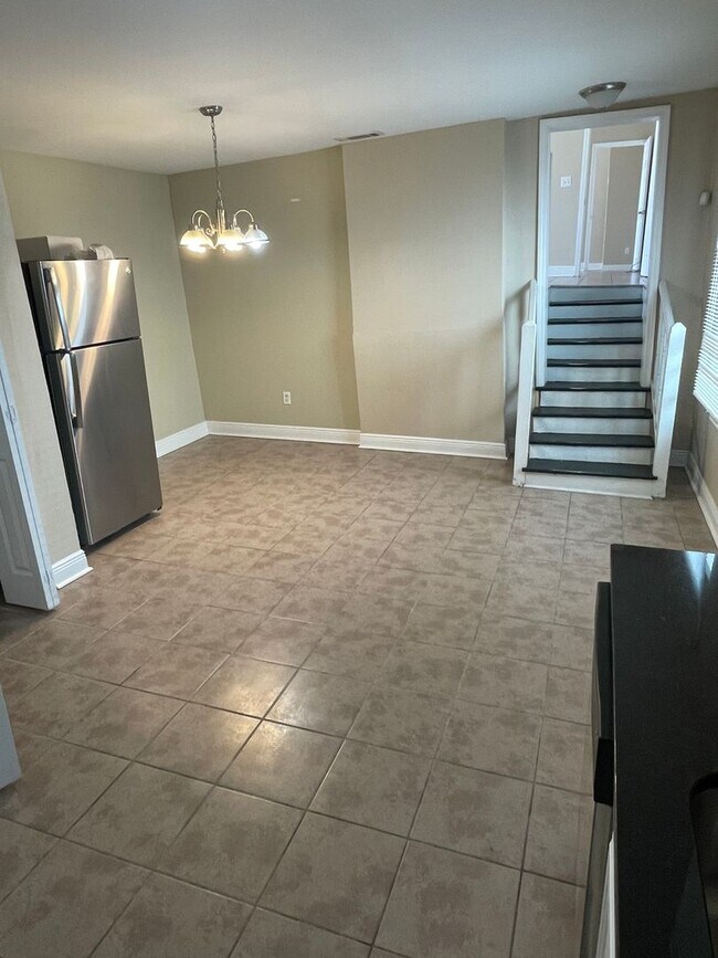 Building Photo - 2BD/1.5BA One Block Off St Charles Ave.