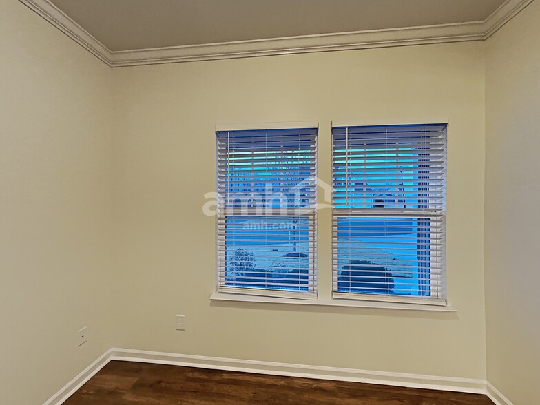 Building Photo - 500 Horseman Park Pl