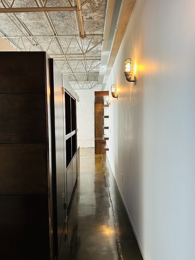 Building Photo - Downtown Living: 1 Bdrm/1 Bath Condo in Fulton Motor Lofts with reserved parking! Available Now!