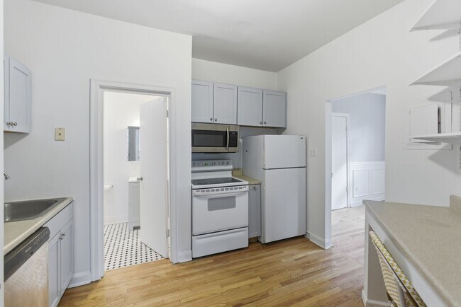Building Photo - Lovely 3 BR/1 BA Apartment in H Street Cor...