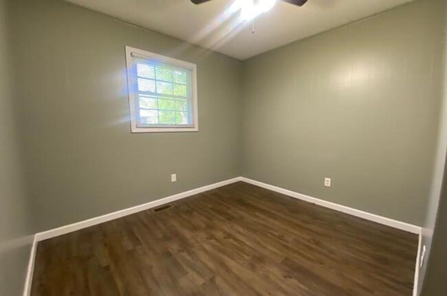 Building Photo - 3 Bedroom 1 Bathroom Home in Johnson City, TN