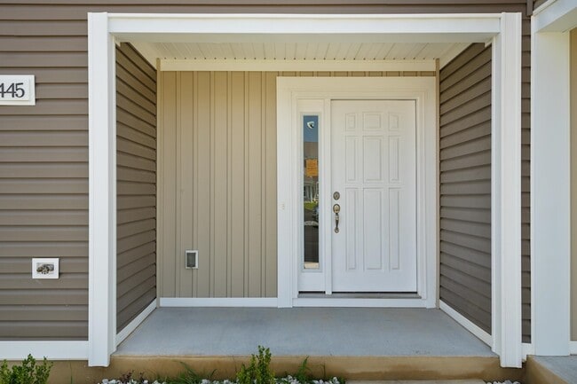 Building Photo - 445 Skylar Dr