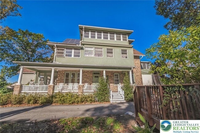 Building Photo - 313 Edgewood Dr