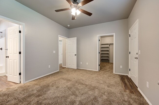 Building Photo - Charming Duplex in El Reno!