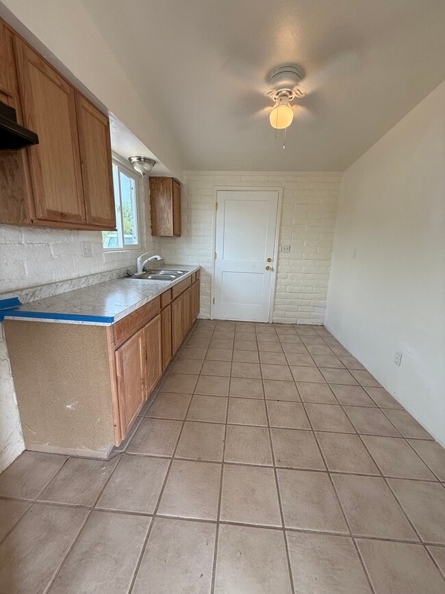 Building Photo - Townhome For rent