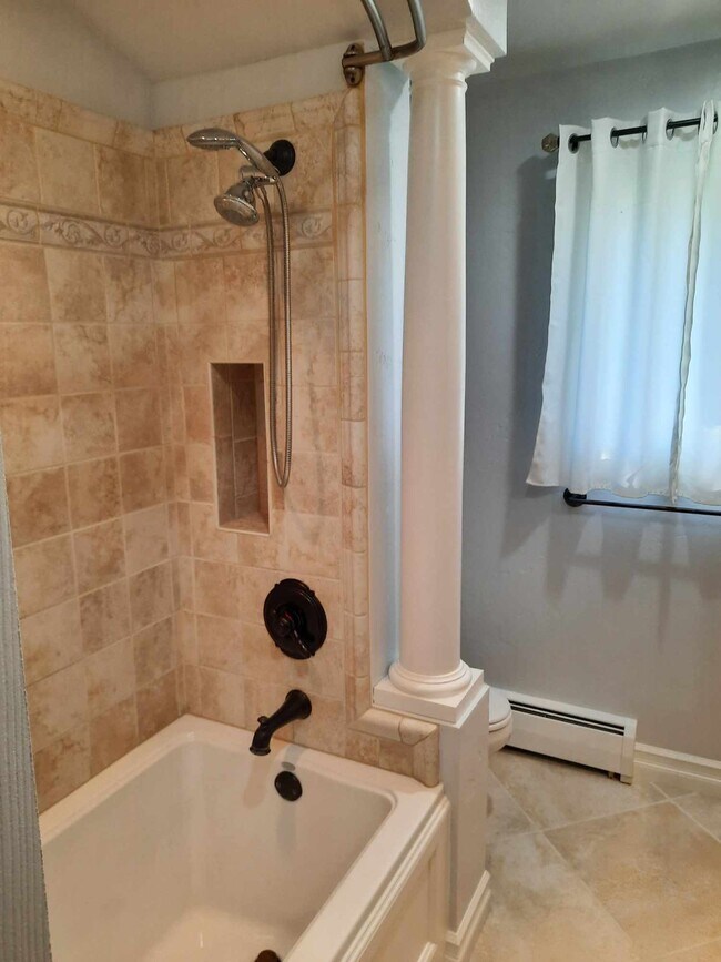 Main bathroom with soaker tub - 1321 8th Ave E