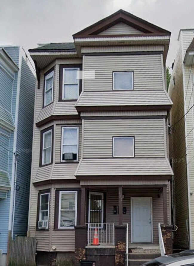 Building Photo - 482 Avon Ave