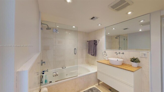 Building Photo - 77 Crandon Blvd