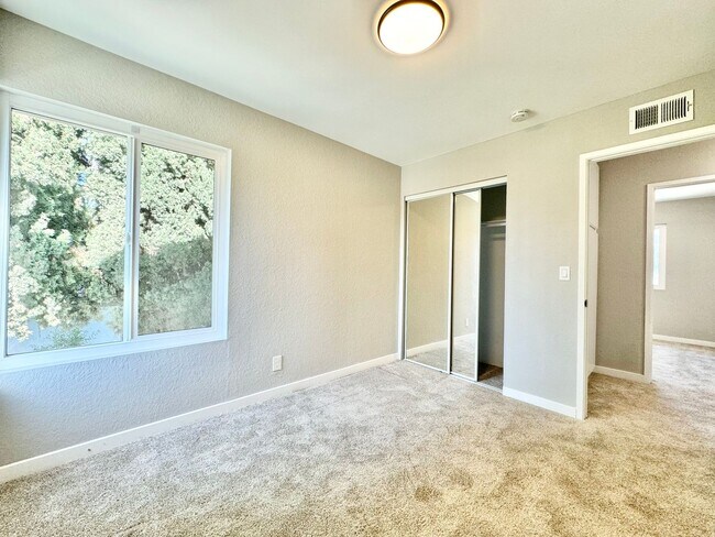 Building Photo - Beautifully Updated 4B/2.5BA House with Solar and A/C!