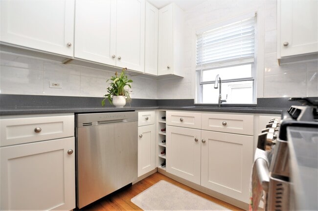 Building Photo - 2639 W Balmoral Ave