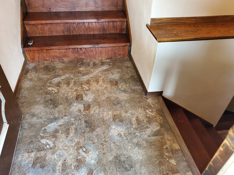 Building Photo - 502 E 1st St S