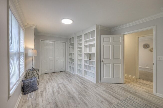 Building Photo - 204 Hogan Ln