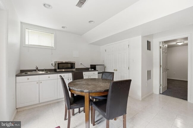 Building Photo - 6355 Willowfield Way