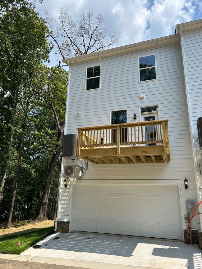 Building Photo - Luxury End-Unit Townhome with 2-Car Garage, Deck & Bonus Room – Available June 5!