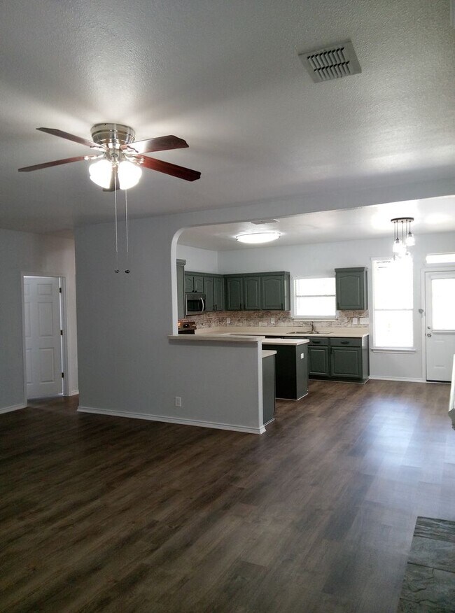 Building Photo - Beautiful and Spacious 3bdrm/2bath 2 car g...