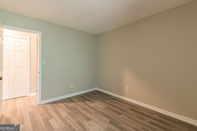 Building Photo - 5895 Hampton Ct