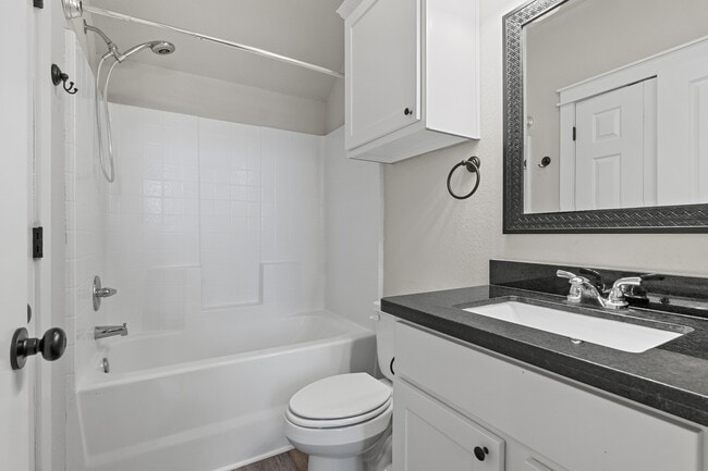 Building Photo - 415 Goldilocks Ln
