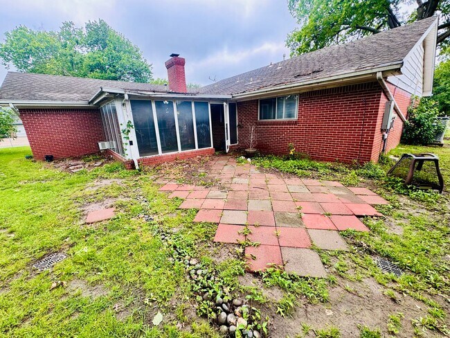 Building Photo - Beautiful corner lot. This home is very sp...