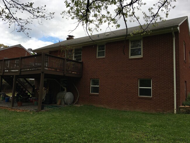 Building Photo - 219 Azalea Dr