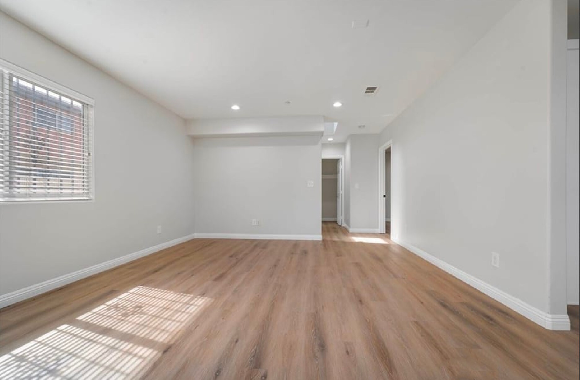 Building Photo - 10306 S Main St