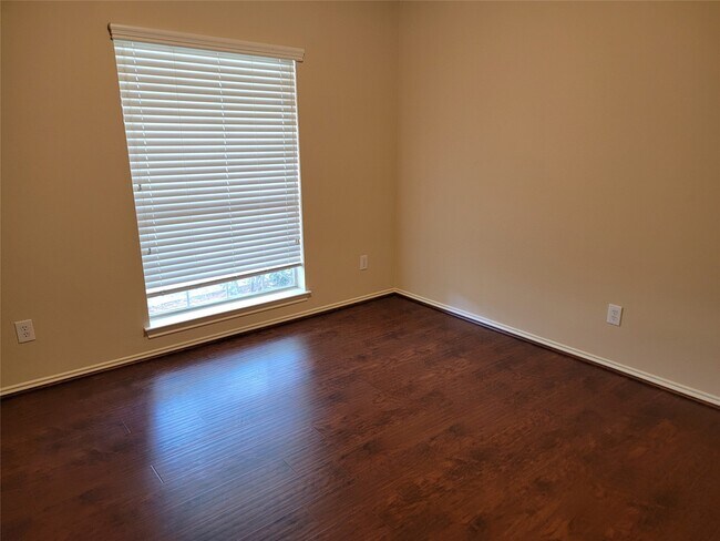 Building Photo - 2734 Troy Dr