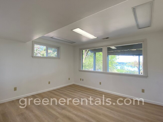 Building Photo - Cooper Point Daylight Basement ADU with Wa...