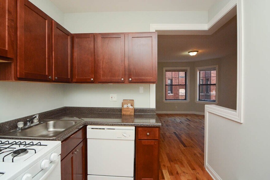 Building Photo - 4420 N Wolcott Ave