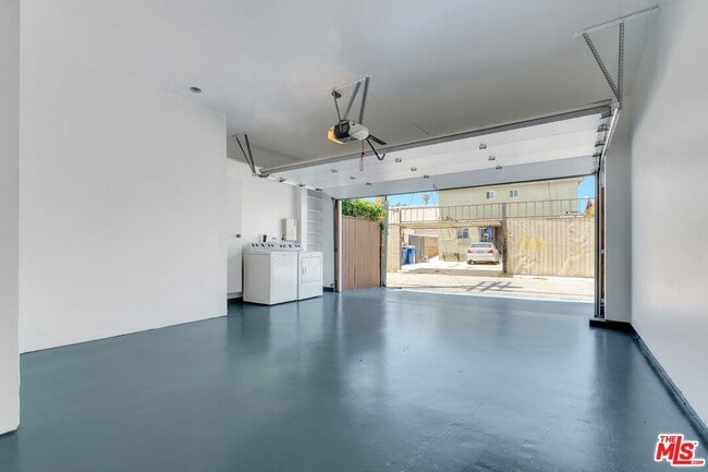 Building Photo - 320 4th Ave