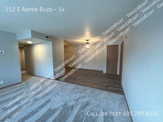 Building Photo - 512 E Aspen Blvd
