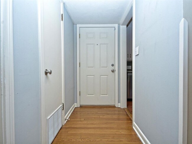 Building Photo - 2600 Twin Oaks Dr
