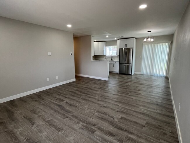 Building Photo - 3 Bedroom Home in Paradise Hills