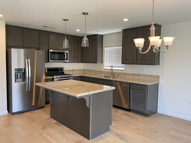 Building Photo - 3 BR 2 BA Available Now
