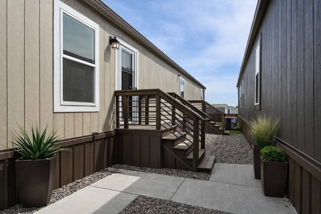 Building Photo - 1010 Monarch Dr