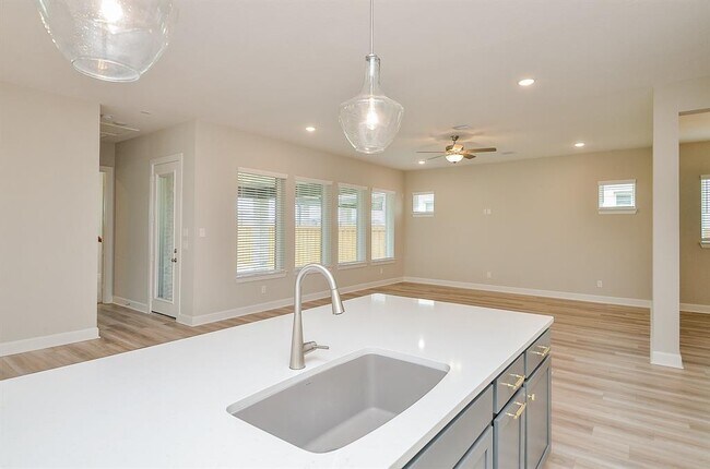 Building Photo - 13807 San Pasqual Pointe Dr